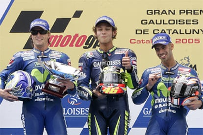 Valentino Rossi celebra su victoria en Montmeló escoltado por Sete Gibernau y Marco Melandri.