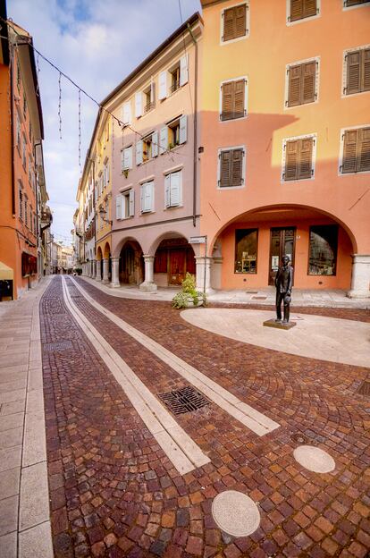 La estatua del escritor Carlo Michelstaedter en una de las calles de la ciudad italiana.