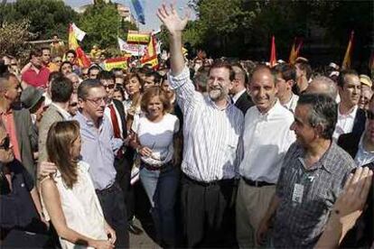El líder del PP, Mariano Rajoy, saluda durante la concentración, acompañado de Alberto Ruiz-Gallardón (izquierda) y Francisco Camps, a su lado.