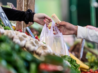 Una persona realiza compras en el mercado Central de Frutas y Verduras de Buenos Aires, el pasado jueves.