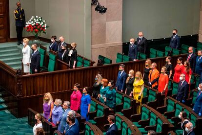 Andrzej Duda, junto a su mujer Agata y tras él, las diputadas vestidas de bandera LGTBI.