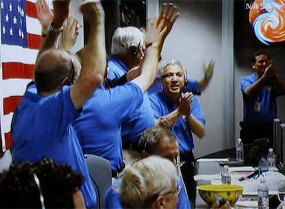 Técnicos de la NASA celebran en Pasadena, California, la llegada a Marte de la sonda <i>Phoenix.</i>