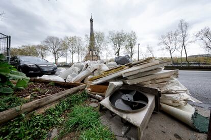 Pilas de bolsas de basura cerca de la Torre Eiffel. 