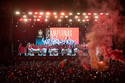 La selección española femenina de fútbol, nueva campeona del Mundo, durante la celebración con la afición este lunes en la explanada Puente del Rey, en Madrid.