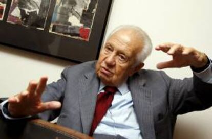El histórico dirigente socialista Mário Soares recrudeció sus críticas hacia el Gobierno conservador luso y le advirtió de que si no escucha al pueblo, la indignación ciudadana "puede acabar volviéndose violenta".
EFE/Archivo