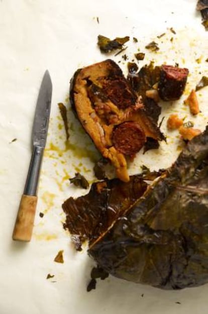 Boroña (pan de maíz) preñada de chorizo, tocino y sabadiego, Noreña (Asturias)