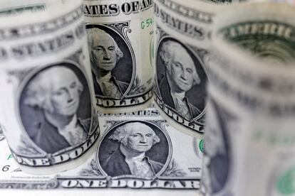 Una foto con billetes de dólar.