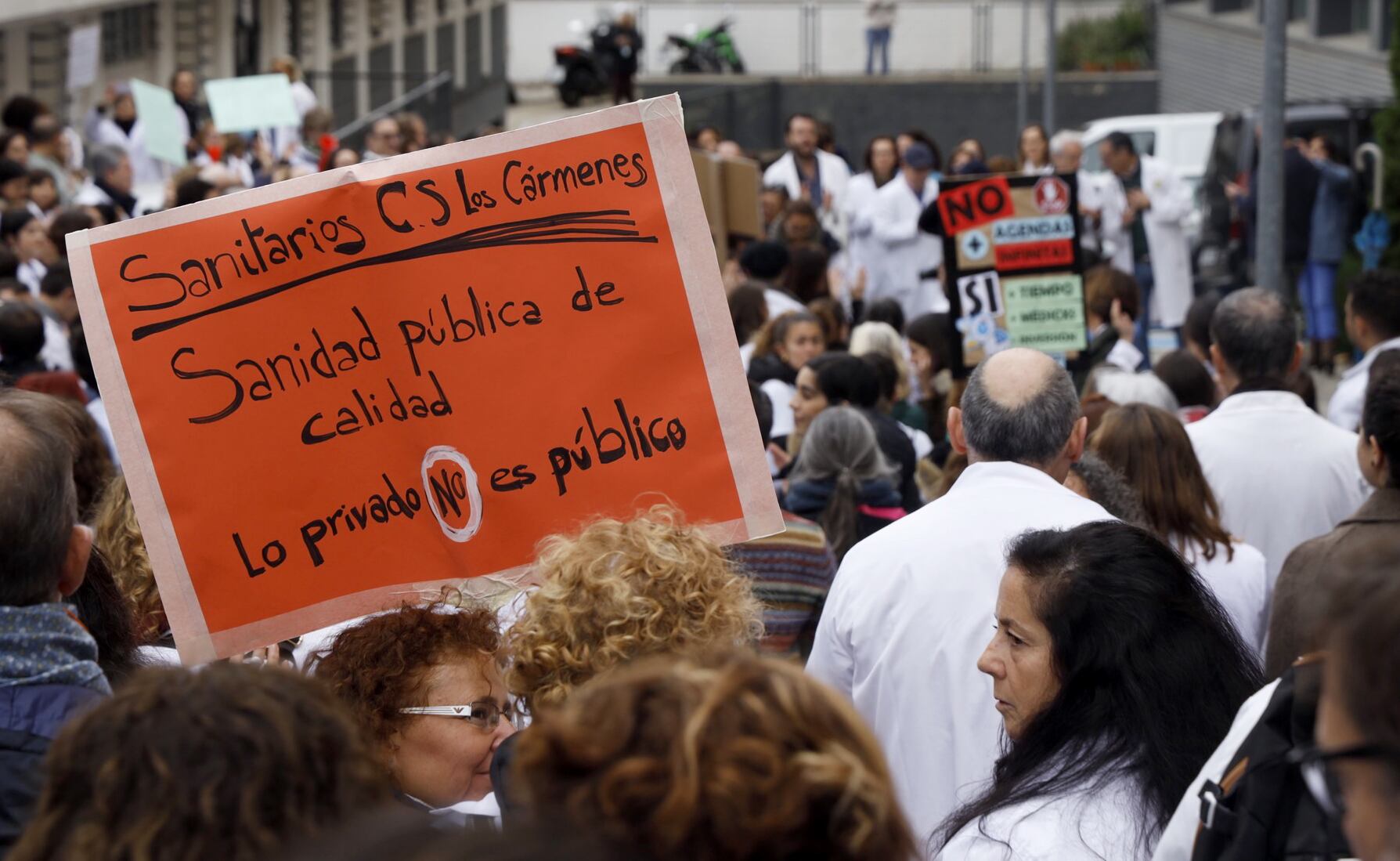 Una sanitaria sujeta una pancarta durante la manifestación, este lunes en Madrid.