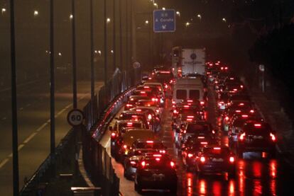 Atasco la madrugada del sábado en la vía de servicio de la A-6, a la altura de Las Rozas.