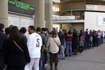 Colas de aficionados junto al estadio Santiago Bernabéu