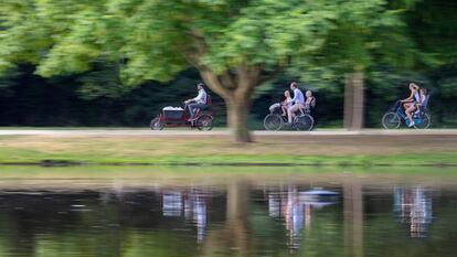 Ciclistas en Vondelpark, en la ciudad de Ámsterdam.