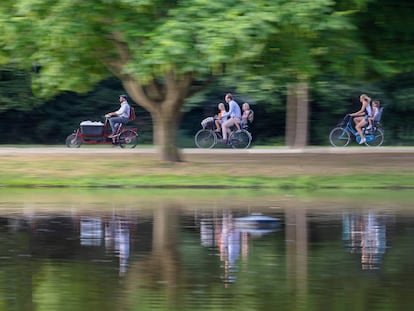 Ciclistas en Vondelpark, en la ciudad de Ámsterdam.