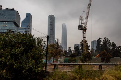 Máquinas de construcción en Santiago (Chile), en mayo de 2024.