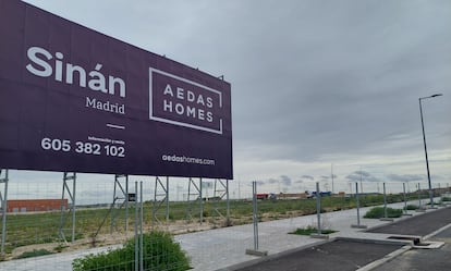 Parcela sobre la que ya construye Aedas Homes la primera promoción de viviendas en obras en el nuevo barrio de Los Berrocales en el sureste de Madrid, en una imagen cedida por la compañía.