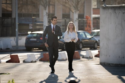 Juango Ospina y Beatriz Uriarte, abogados de uno de los detenidos, a la salida del juzgado.