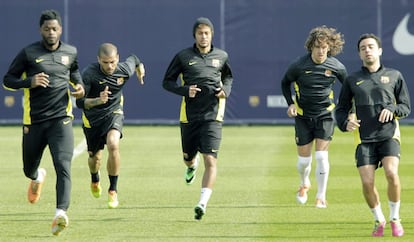 Alex Song, Dani Alves, Neymar, Puyol y Xavi durante el entrenamiento del equipo en la Ciudad Deportiva Joan Gamper previo al encuentro de vuelta de octavos de final de la Liga de Campeones.