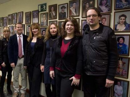 Grupo de intérpretes de la nueva ópera que la ABAO ofrecerá en el Euskalduna.