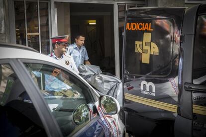 Los Mossos retiran los cuerpos de las dos mujeres, madre e hija, asesinadas.