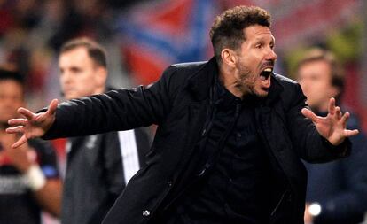 Simeone celebra uno de los goles del Atlético al Bayer Leverkusen.