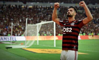 Pablo Marí comemora a vitória do Flamengo sobre o Grêmio, na semifinal da Libertadores.