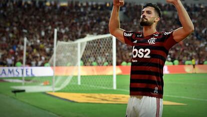 Pablo Marí comemora a vitória do Flamengo sobre o Grêmio, na semifinal da Libertadores.