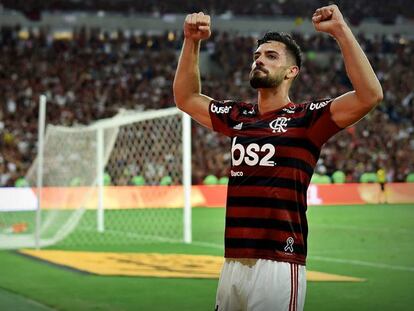 Pablo Marí comemora a vitória do Flamengo sobre o Grêmio, na semifinal da Libertadores.