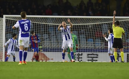 Los jugadores de la Real lamentan un fuera de juego. 