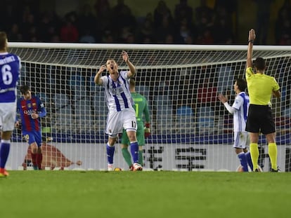 Los jugadores de la Real lamentan un fuera de juego. 