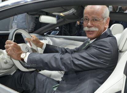 IAA99 FRÁNCFORT (ALEMANIA) 10/09/2013.- El presidente de la firma automovilística Daimler AG, Dieter Zetsche, posa en el nuevo vehículo Mercedes Benz Clase S Coupé Concept durante una presentación de Mercedes-Benz, en la jornada abierta a los medios de comunicación del Salón Internacional del Automóvil de Fráncfort (Alemania), hoy, martes 10 de septiembre de 2013. La 65 edición del Salón del Automóvil de Fráncfort muestra un repertorio de 159 novedades automovilísticas que el público podrá ver en directo el día 12, después de que la canciller alemana, Angela Merkel, la inaugure. EFE/Mauritz Antin