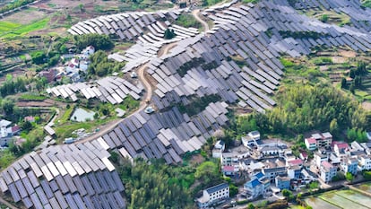 Paneles fotovoltaicos en Jinhua, provincia de Zhejiang, China, en abril.  