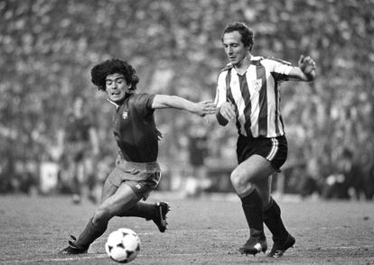 Maradona intenta driblar a De Andrés en la final de la Copa del Rey de 1984, entre Athletic y Barcelona, que los vascos ganaron por 1-0. Aquel partido en el Santiago Bernabéu daría mucho que hablar, y no precisamente por el resultado.