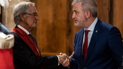 El nuevo alcalde de Barcelona, Jaume Collboni (a la derecha), saluda al candidato de Junts, Xavier Trias, en el pleno de constitución del Ayuntamiento, este sábado.