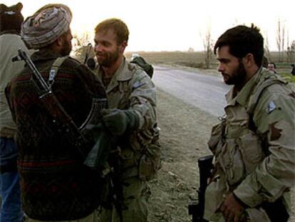 Soldados de las tropas especiales de EE UU, junto a combatientes de la Alianza en el fuerte de Mazar-i-Sharif.