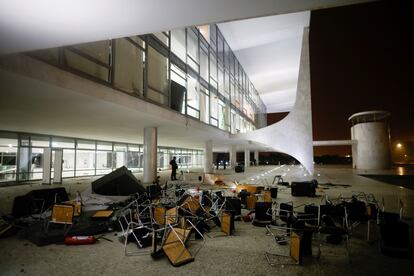 Muebles dañados tras el asalto se apilan frente al palacio de Planalto.
