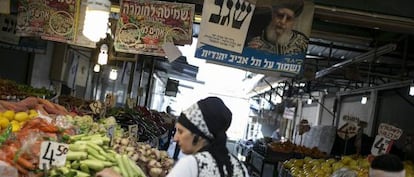 A photo of Rabbi Ovadia Yosef, founder of the ultra-orthodox Sephardic party Shas at a market in Tel Aviv.