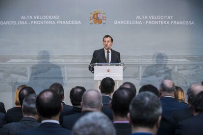 El presidente del Gobierno ha utilizado la inauguración del AVE a Girona y Figueras, que abre la puerta a la conexión con Francia, para tratar de lanzar un mensaje de acercamiento a los nacionalistas catalanes. “El AVE es una vía de entendimiento, y solo estas vías nos hacen capaces de llegar más lejos, Cataluña debe seguir siendo polo y pilastra de España, como dejó dicho Jaume Vicens Vives"