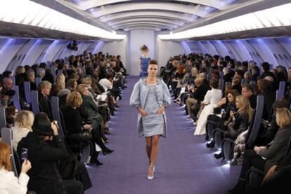 Una modelo desfila por la recreación del interior de un avión que sirvió de pasarela para la presentación de la alta costura de Chanel en París.
Modelos de la colección de alta costura de Givenchy.