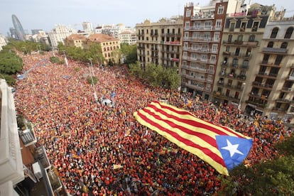 Vista geral da avenida da Diagonal, em Barcelona, com uma bandeira independentista.