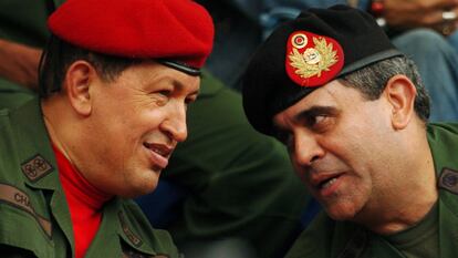 El entonces presidente de Venezuela, Hugo Chávez, y Raúl Baduel, ministro de Defensa, en una imagen de agosto de 2006 en Caracas.