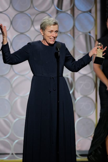 Globos de Oro (2018). Cuando Frances McDormand, a sus 60 años, se hizo con el galardón el pasado 7 de enero por su interpretación en Tres anuncios en las afueras y subió al escenario para recoger su premio, la intérprete volvió a hacer gala de una de enseñas: acudió con la cara lavada. Mientras la maquilladora de Emma Stone declaró que el maquillaje de la intérprete se regía bajo las tonalidades del movimiento sufragista, McDormand volvió a demostrar lo poco que le importa encajar en la supuesta norma no escrita, pero asumida culturalmente, sobre el aspecto femenino en las galas de premios.