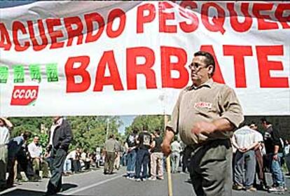 Un momento del corte de carretera provocado ayer por los pescadores de Barbate.