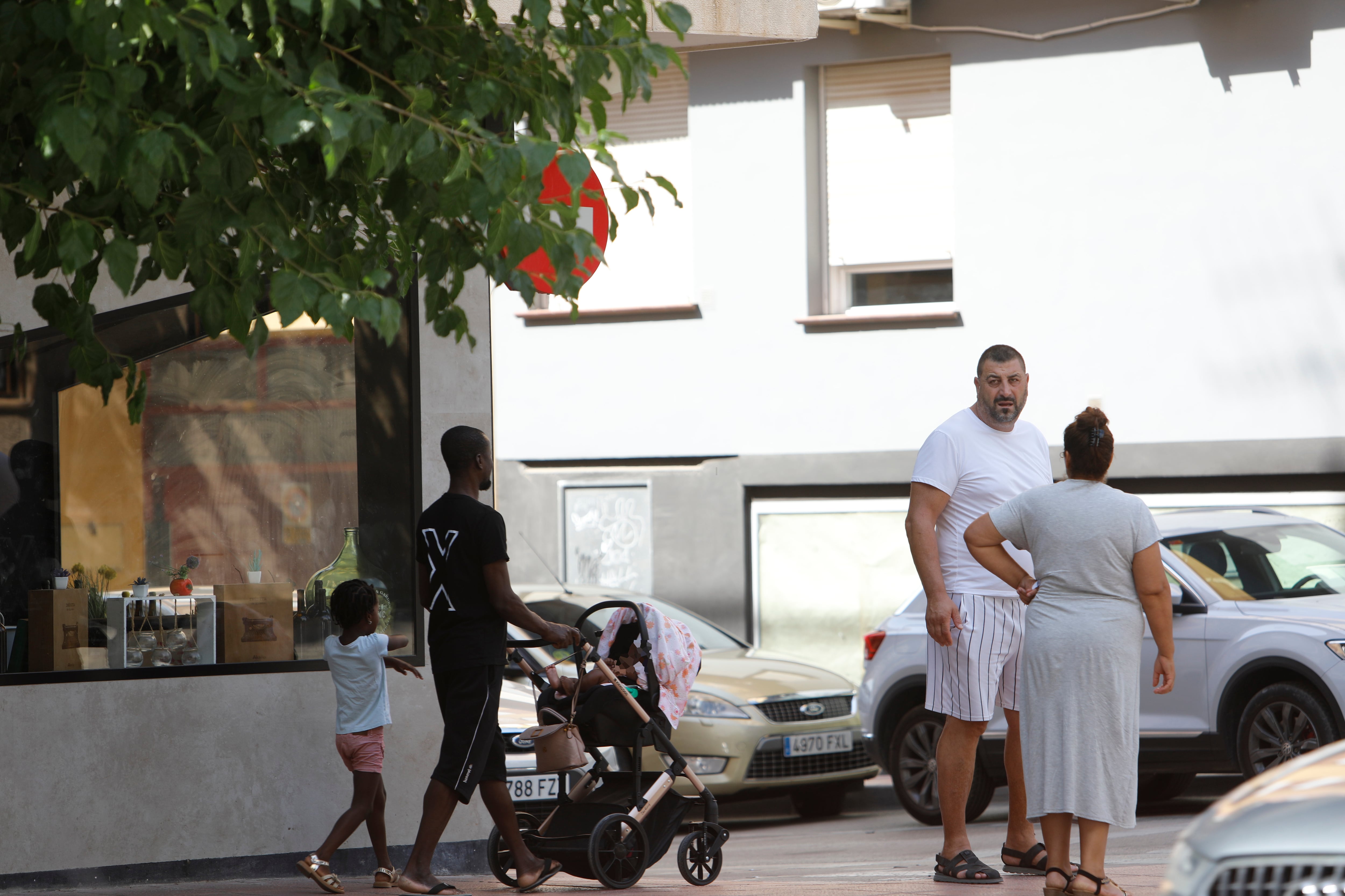 Varios vecinos de Jumilla pasean por sus calles a comienzos de agosto.