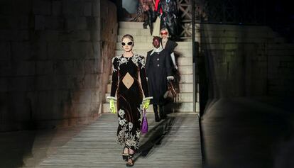 Modelos durante el desfile de Gucci en Castel Del Monte.