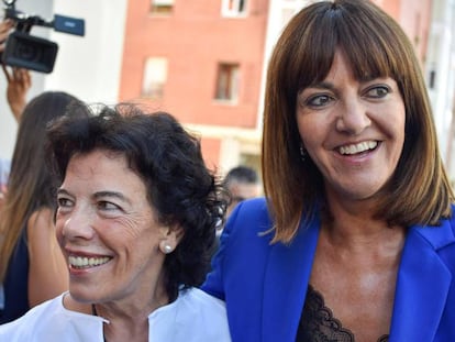 La secretaria general, Idoia Mendia, y la portavoz del Gobierno y ministra de Educación, Isabel Celaá, en Bilbao.