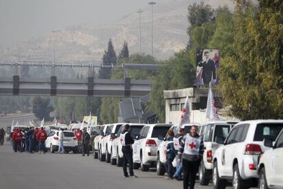 Un convoy de la Cruz Roja, la Media luna Roja y la ONU parte hacia la ciudad sitiada de Madaya desde Damasco.