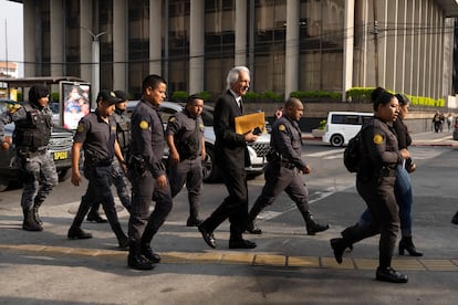 Zamora es escoltado por policías, el 15 de mayo de 2024 en Ciudad de Guatemala.