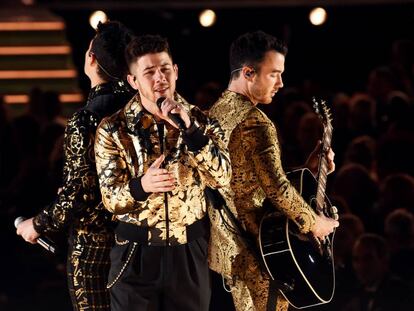 Los Jonas Brothers, con Nick en el medio, durante su actuación en la 62º gala de los Grammy el pasado enero.