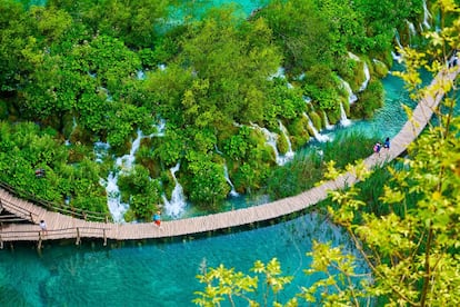 Es el parque nacional más antiguo de Croacia. Una reserva forestal de 295 kilómetros cuadrados situada en el centro del país y conocida por sus 16 lagos cristalinos comunicados unos con otros mediante ríos susurrantes y espectaculares cascadas, lo que convierte este lugar en un gigantesco parque de juegos acuáticos. También es el hogar para muchos osos y lobos, cuyo número en libertad es el más alto de Europa. Aunque hace muchos tiempo que el turismo descubrió este parque -cada año lo recorren alrededor de un millón de personas-, con algo de paciencia todavía se encuentran rincones solitarios.