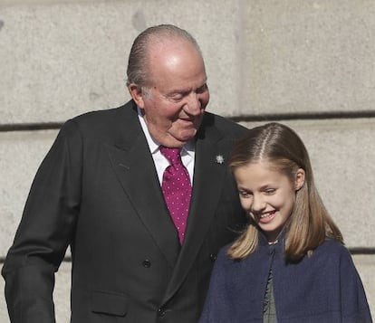 La princesa Leonor junto a su abuelo el rey emérito, Juan Carlos I, en el exterior del Congreso de los Diputados.