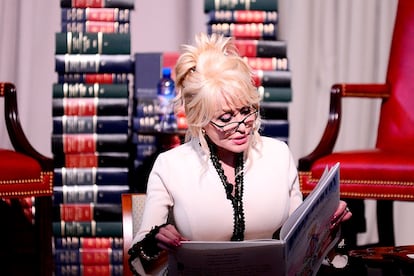 Algo no tan conocido: su gran labor por la difusión de la lectura. Ver a Dolly Parton con gafas no resulta muy habitual, pero el pasado febrero se las puso para leer en la Biblioteca del Congreso de Estados Unidos, en Washington DC. Junto a la responsable de la institución, Carla Hayden, Parton proclamó su amor a la lectura y se mostró orgullosa por donar su libro infantil Coat of Many Colours a esta biblioteca, en nombre de la Dolly Parton's Imagination Library, una organización fundada por ella en 1995 a través de la que envía libros de regalo por correo a niños de hasta 5 años de EE UU, Gran Bretaña, Canadá y Australia. Coat of Many Colours, escrito por ella e ilustrado por Brooke Boynton Hughes, se inspira en una de sus canciones, de 1971. "Cuando era niña en las montañas de Tennessee sabía que mis sueños se iban a hacer realidad. Las semillas de los sueños a menudo se encuentra en los libros", sostiene la artista, que ya ha enviado más de 112 millones de ejemplares a más de 1,3 millones de niños.